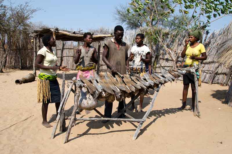 46 - Namibia - poblado Kavango - hombres y mujeres Kavango haciendo musica